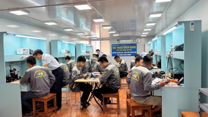 hoc-nghe-dien-tu-dien-lanh-online-1