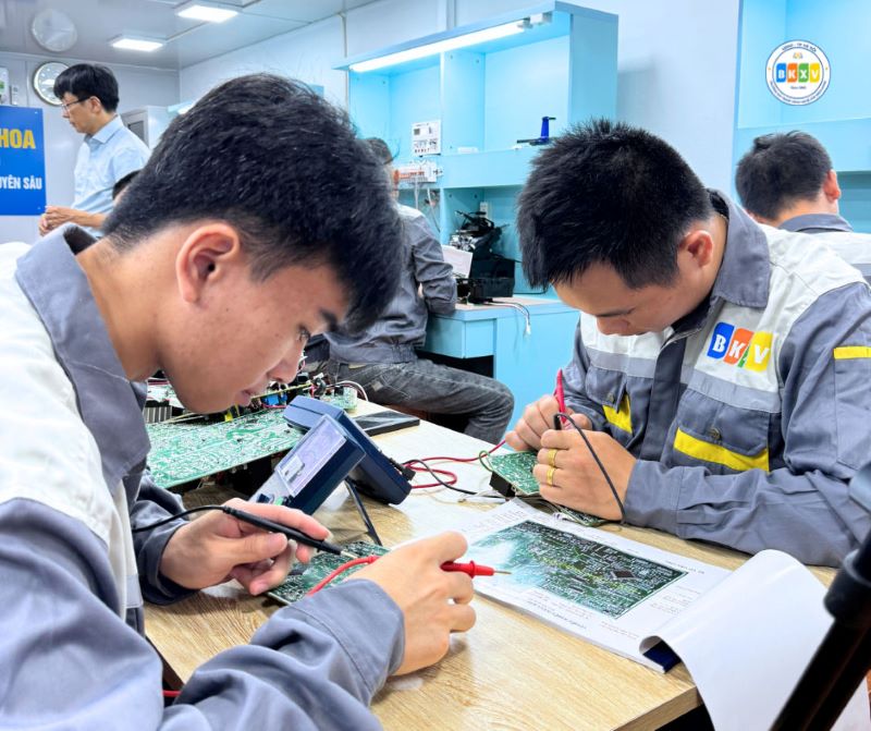 hoc-nghe-dien-tu-dien-lanh-online-5